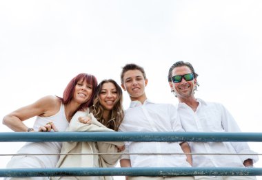 bir iskelede mutlu gülümseyen aile