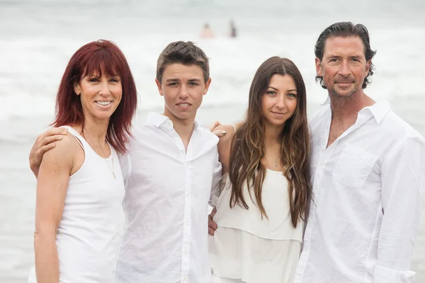 Прекрасный семейный портрет на пляже — стоковое фото
