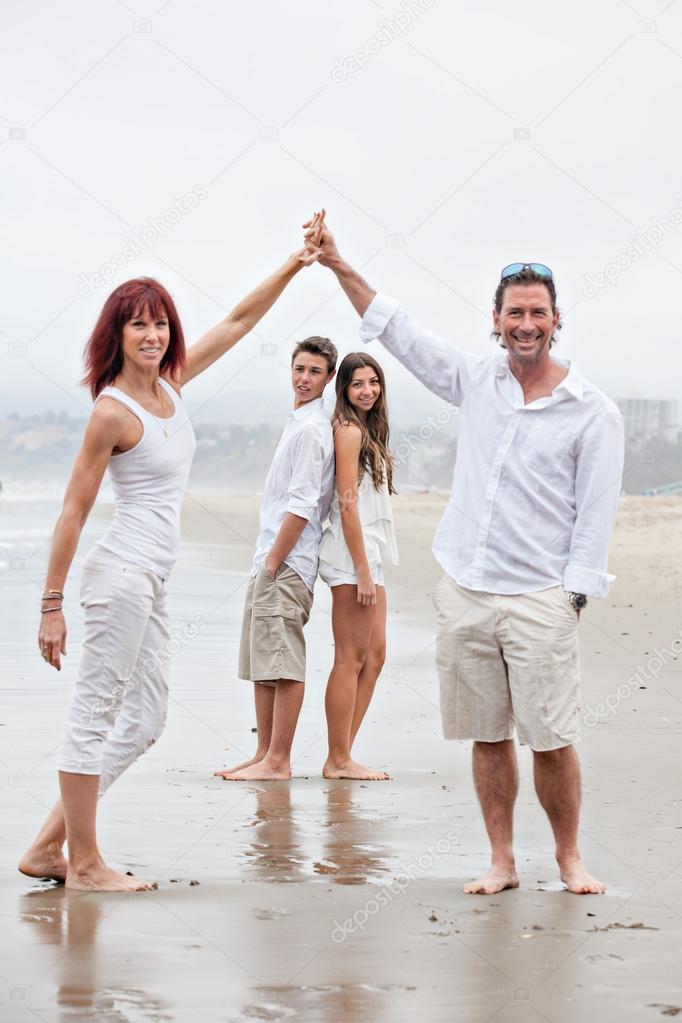 Fit happy Family at the beach