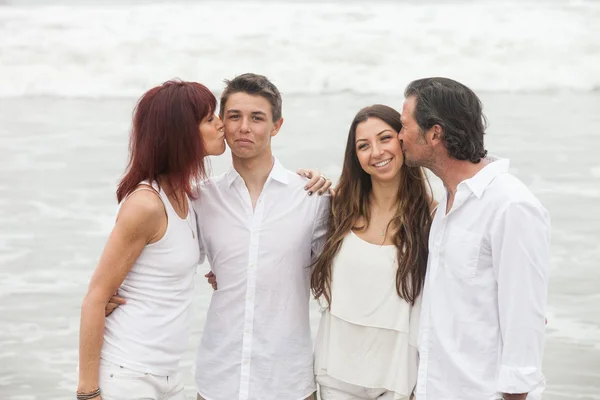 Famiglia attraente che mostra affetto — Foto Stock