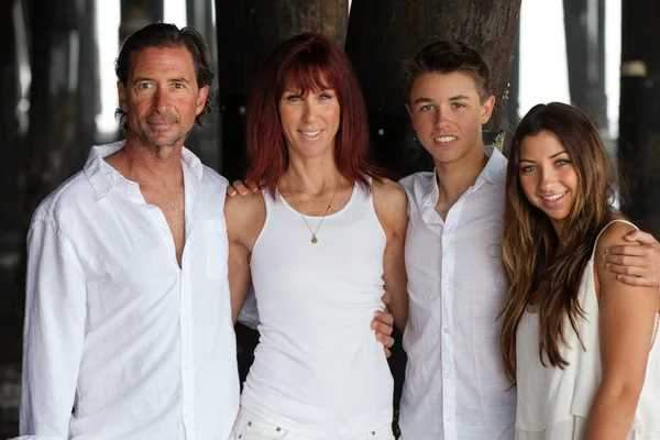 Beau portrait de famille à la plage — Photo