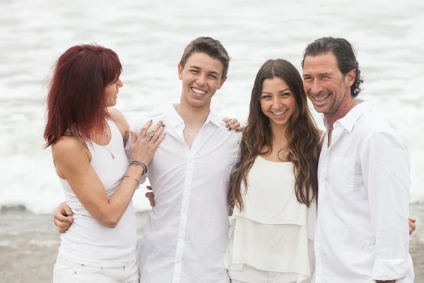 Família atraente se divertindo se conectando — Fotografia de Stock