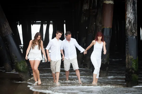 Santa monica pier altında aile zaman — Stok fotoğraf