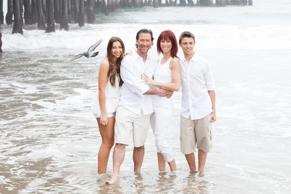 Vackra lyckliga familjen på stranden — Stockfoto