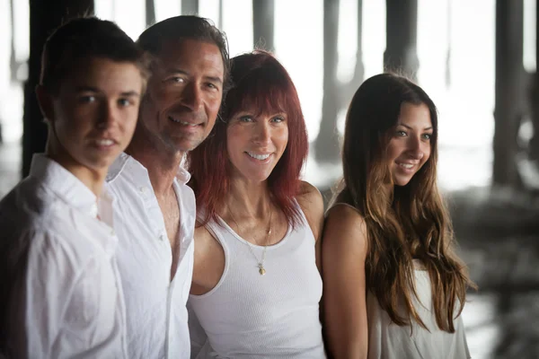 Hermosa familia en el océano — Foto de Stock