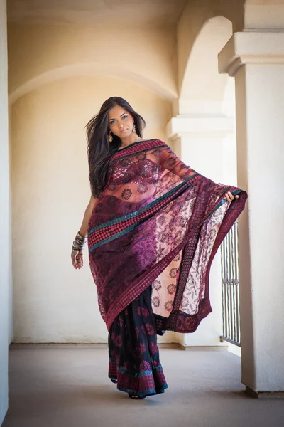 güzel bir Hint gelin ona düğün gününde katedral koridorda