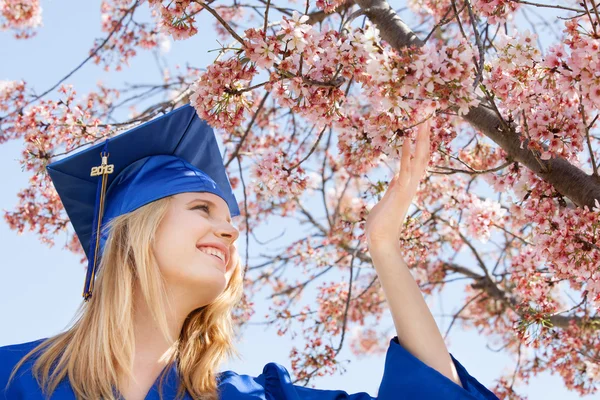 Examen under blommande körsbärsträd — Stockfoto