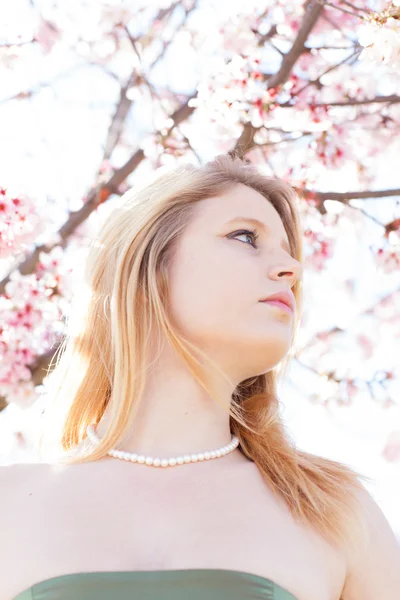 Våren skönhet kvinna i körsbär blommar — Stockfoto