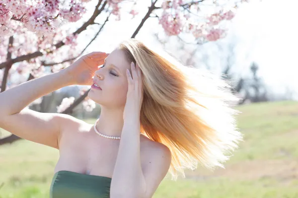 Spring beauty vrouw in kersenbloesem — Stockfoto