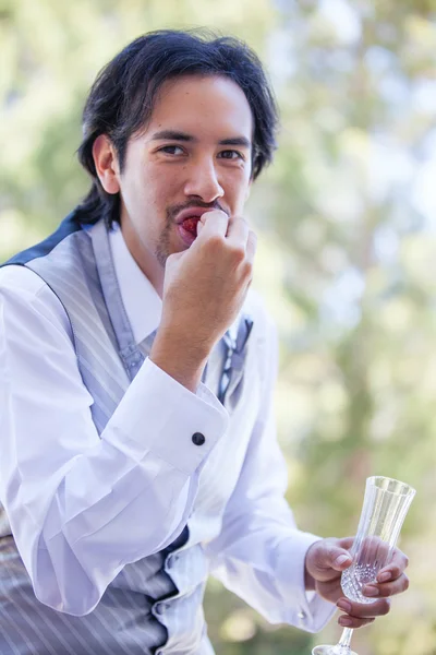 Atrakcyjny mężczyzna korzystających truskawki i szampana — Zdjęcie stockowe