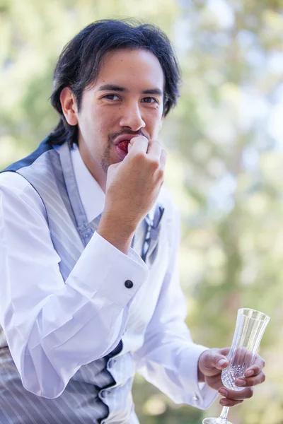 Attraktiver Mann genießt Erdbeeren und Champagner — Stockfoto