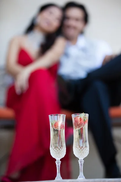 Erdbeeren zu zweit mit Champagner — Stockfoto