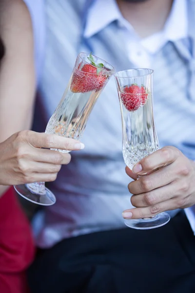 香槟举杯与两个草莓 — 图库照片