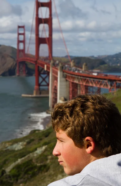 Atractivo adolescente en San Francisco con puente Golden Gate — Foto de Stock