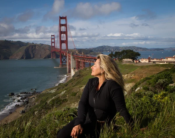 Atractiva mujer en San Francisco con puente Golden Gate — Foto de Stock
