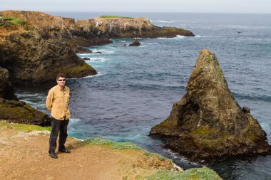 Adam tatilde mendocino kıyı şeridi boyunca