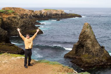 Adam tatilde mendocino kıyı şeridi boyunca
