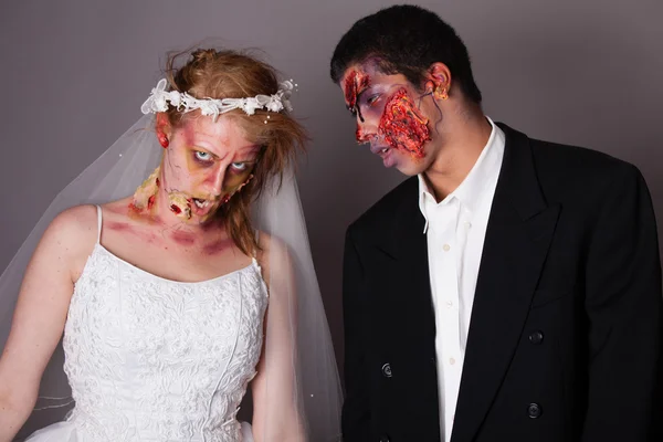 Hochzeitstag Zombie Braut und Bräutigam — Stockfoto