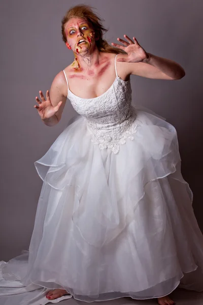 Frau als Zombie-Braut — Stockfoto
