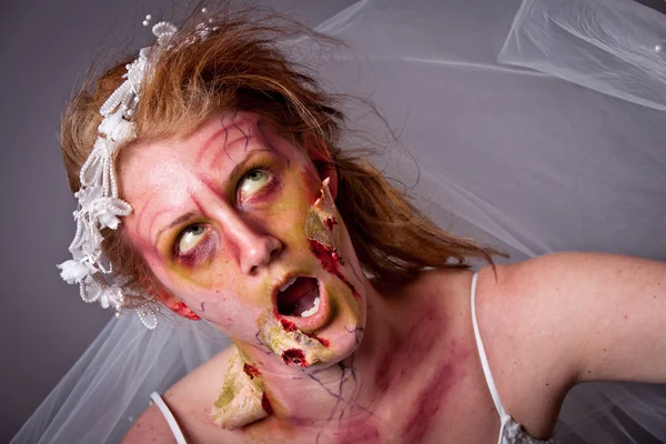 Vrouw als een zombie bruid — Stockfoto