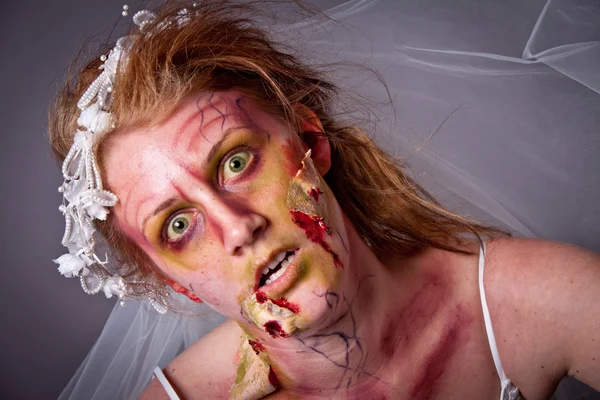 Femme comme une mariée zombie — Photo