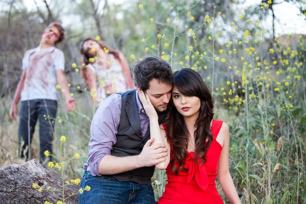 Casal na natureza com zumbis — Fotografia de Stock