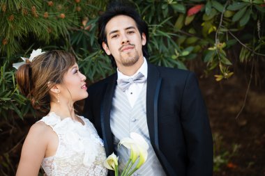 gülümseyen güzel gelin ve damat