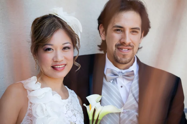 Felice sorridente sposa e sposo — Foto Stock