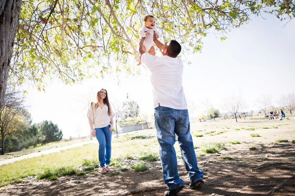 Güzel genç aile portresi — Stok fotoğraf