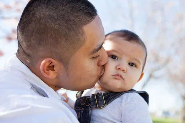 Padre joven besando a su hijo — Foto de Stock