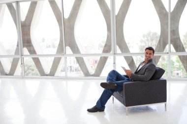 yaşlarının küçük bir çalışma içinde mutlu iyi görünümlü adam düşünüyorum pad