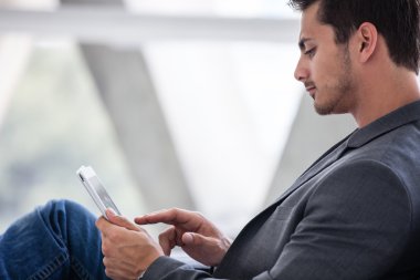 çekici bir adam kendi 20s mini bir çalışma düşünüyorum pad