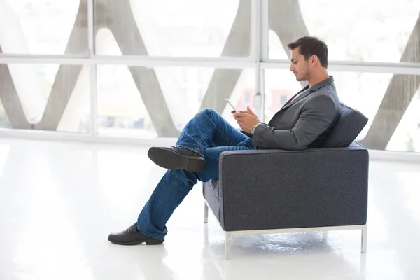 Hombre guapo de unos 20 años trabajando en un mini bloc de ideas — Foto de Stock