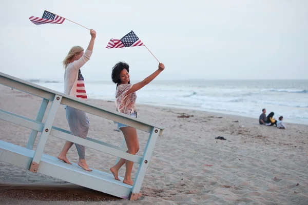 Vrouw aan het strand met VS vlaggen Amerikaanse jeugd concepten — Stockfoto