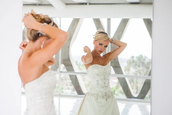 Vacker blond brud reflektion i spegeln — Stockfoto