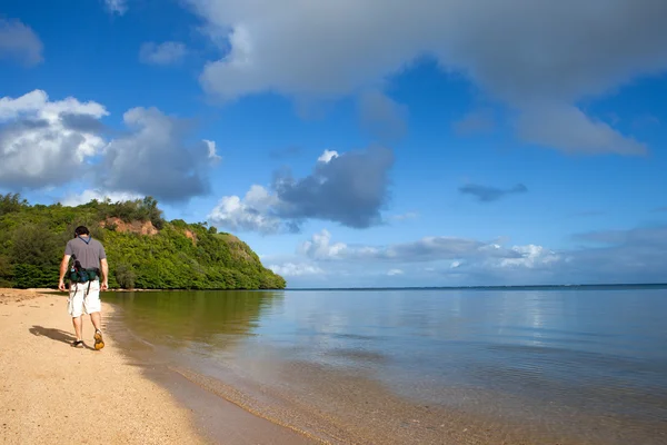 Baby Boomer Hiking Kauai Beach — Stock Photo, Image