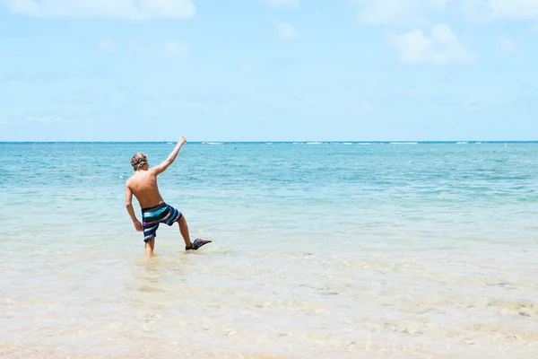 Blond atletisk pojke tonåring på semester i hawaii — Stockfoto