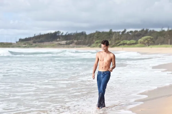 Atrakcyjny facet spacery na plaży jeśli w kauai, Hawaje na wakacjach — Zdjęcie stockowe