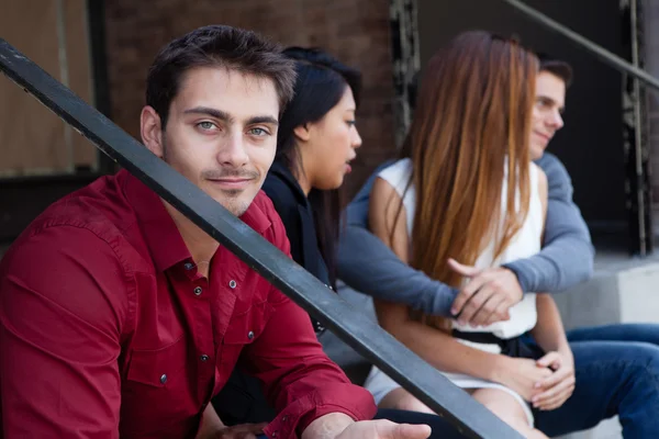 Atractivo grupo de jóvenes — Foto de Stock