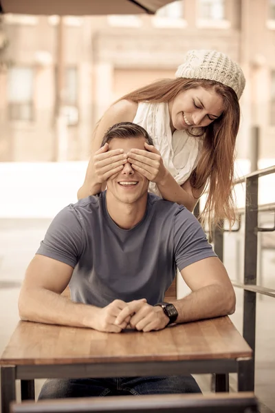 Jovem casal brincalhão — Fotografia de Stock