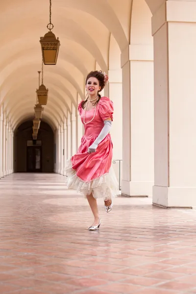 Schöne Frau läuft in einem spitzenartigen Kleid — Stockfoto