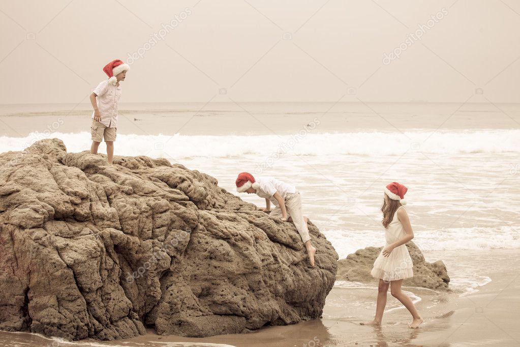 Children gathering for a family Picture Xmas Day at the Beach in Los Angeles