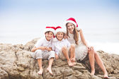 děti shromáždění pro rodinný snímek vánoční den na pláži v los angeles