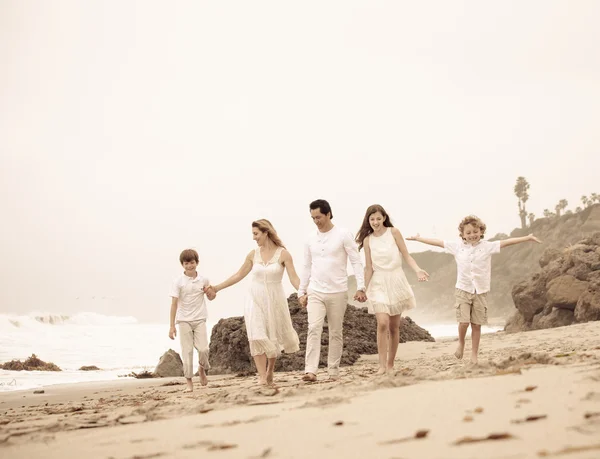 Счастливые здоровые семьи на пляже отдыха в Малибу Калифорния — стоковое фото