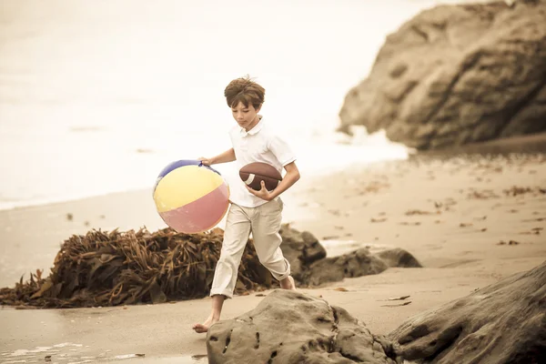 Niño corriendo en la playa — Foto de Stock