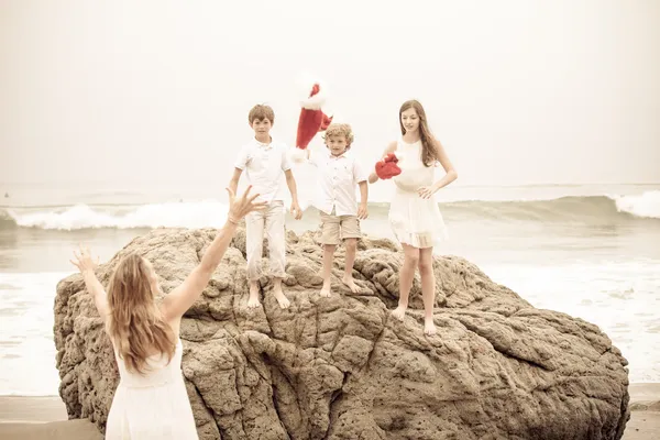 Barnen samlas för en familj bild xmas dag på stranden i los angeles — Stockfoto