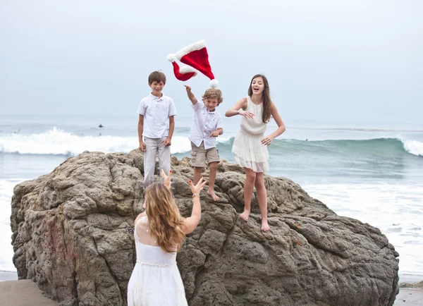 Kinderen verzamelen voor een familie foto xmas dag op het strand in los angeles — Stockfoto