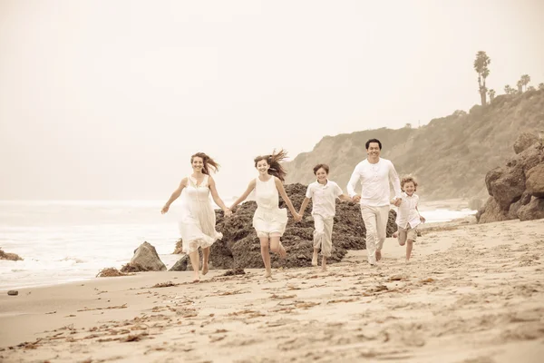 Gelukkig gezond famil op het strand vakantie in malibu, Californië — Stockfoto