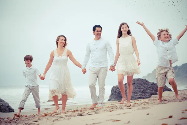 Happy Healthy Famil na praia de férias em Malibu Califórnia — Fotografia de Stock