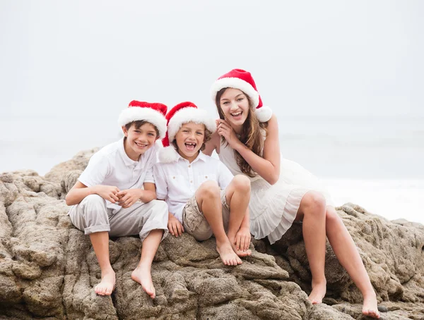 Bambini che si riuniscono per una famiglia Foto di Natale alla spiaggia di Los Angeles — Foto Stock